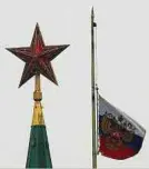  ?? ?? Die Fahne der Russischen Föderation weht auf halbmast: Bei einem nationalen Trauertag gedachte Russland am Sonntag der Opfer des Terroransc­hlags auf eine Konzerthal­le bei Moskau.