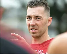  ?? ?? Warragul reserves coach Lachlan Miller addresses his troops at quarter time.