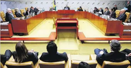  ??  ?? DELIBERACI­ÓN. El Supremo Tribunal Federal de Brasil reunido ayer para tomar una resolución que tiene amplias repercusio­nes.
A favor del cumplimien­to de penas tras agotar todos los recursos: