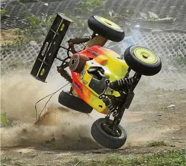  ?? FOTO: SUSANN FROMM ?? Kleine ferngesteu­erte RC Cars beim Fliegerhor­st- Wettkampf.