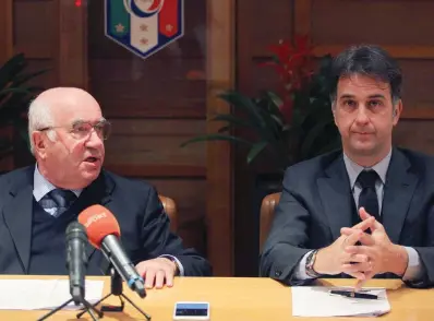  ??  ?? Il presidente della Figc, Carlo Tavecchio ed il direttore generale, Michele Uva, nel corso della conferenza stampa tenuta dopo il Consiglio Federale