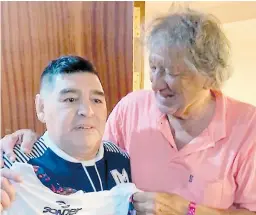  ??  ?? PESAR. Los argentinos están dolidos por la muerte de Tomás Felipe el “Trinche” Carlovich. En la foto, junto a Diego Maradona.