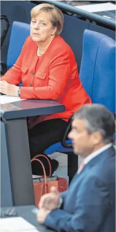  ?? FOTO: DPA ?? Keine harten Angriffe: Kanzlerin Angela Merkel (CDU) verfolgt die Rede von Außenminis­ter Sigmar Gabriel (SPD).