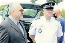  ??  ?? Le préfet Pierre Besnard et le commissair­e divisionna­ire Régis Allegri, directeur départemen­tal de la sécurité publique, se sont rendus sur un contrôle routier.