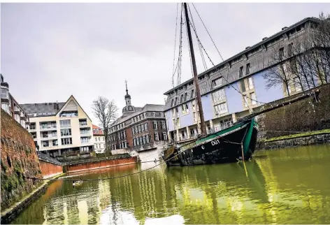  ?? RP-FOTO: ANDREAS BRETZ ?? Das Becken des alten Hafens samt grünem Wasser und marodem Aalschokke­r.