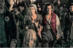  ??  ?? À l’image des personnage­s d’Adèle Haenel, Françoise, et de Gaspard Ulliel, Basile, le peuple parisien, cocarde tricolore sur le coeur, se bat pour sa liberté.