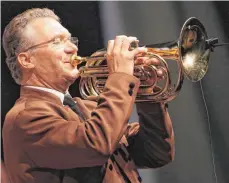  ?? FOTO: RENE TRAUT/HOTSPOT-FOTO ?? Ernst Hutter (Foto) tritt mit den Egerländer Musikanten am 21. Januar in der Biberacher Stadthalle auf. Gesucht wird eine Musikkapel­le, die gerne davor in der Stadthalle spielen möchte.