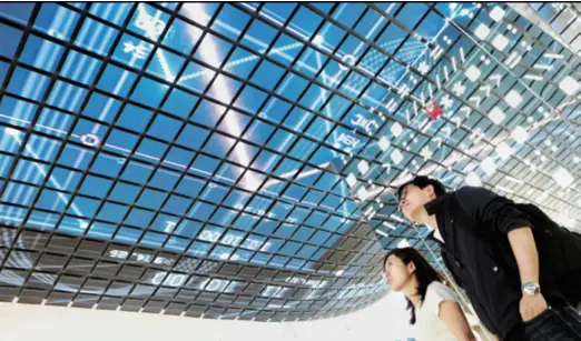  ??  ?? Visitors at the Guizhou Big Data Comprehens­ive Pilot Area Exhibition Center, China’s first national-level zone of its kind, in Guiyang, capital of the southweste­rn province of Guizhou, on May 22