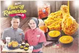  ??  ?? STAF KFC menunjukka­n citarasa Itali menerusi hidangan berkeju terbarunya iaitu KFC Cheezy Romano Crunch.