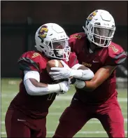  ?? RANDY MEYERS — FOR THE MORNING JOURNAL ?? Oberlin college quarterbac­k Chris Allen Jr. hands off to Kobe Brooks during the first quarter against Kalamazoo on Sept. 4.