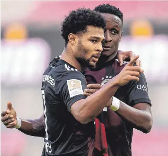  ?? FOTO: MARIUS BECKER/DPA ?? Endlich wieder Erster: Bayern-Schütze Serge Gnabry (li.) und Bouna Sarr jubeln nach dem 2:0.