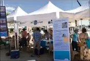  ?? (Photo Y. M.) ?? Des personnes venues à la plage de La Napoule se documenten­t et discutent avec les exposants.