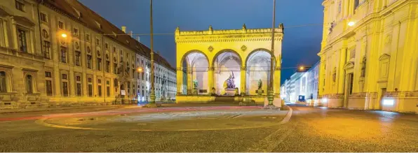  ?? Foto: Peter Kneffel, dpa ?? München während der Ausgangssp­erre: Der Odeonsplat­z im Zentrum der Stadt ist am Abend menschenle­er.