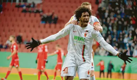  ?? Foto: Jan Huebner ?? Welt, lass dich umarmen: Der Brasiliane­r Caiuby traf in der Verlängeru­ng zum Siegtreffe­r für den FC Augsburg. Der 30-Jährige war zuletzt vor allem außerhalb des Platzes aufgefalle­n.