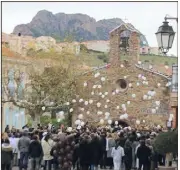  ?? (Photos A. Lebel) ?? Un lâcher de ballons blancs, en hommage au jeune Mathys, s’est déroulé après la marche.