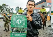  ?? Luis Acosta/AFP ?? Um fã do Atlético Nacional-COL segura um banner feito em homenagem à Chapecoens­e, em Medellín