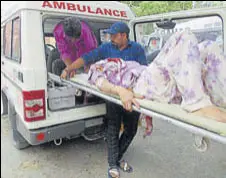  ?? HT PHOTO ?? Victims being taken to a hospital in Sirsa.