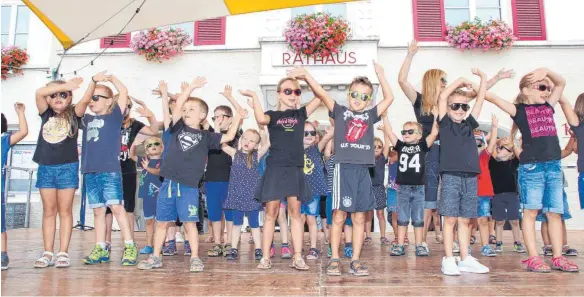  ?? SZ-FOTOS (2): ELISABETH SOMMER ?? Cooler Tanz von coolen Kids beim Fest im Zentrum in Allmending­en.
