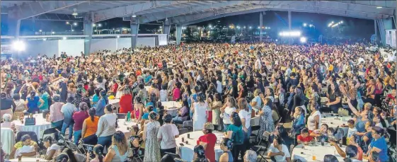  ?? ?? Más de 4,000 mujeres tizimileña­s se congregaro­n para escuchar las propuestas de campaña del candidato de la coalición PRI, PAN y Panal a la presidenci­a municipal de esta población, Jorge Díaz Loeza