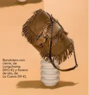  ??  ?? Bandolera con cierre, de Longchamp (590 €); y florero de silo, de La Cueva (59 €).