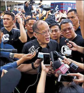  ?? BOY SANTOS ?? Former president Benigno Aquino III speaks to reporters at the 31st anniversar­y celebratio­n of the EDSA Revolution at the People Power Monument in Quezon City yesterday. Photo from ABS-CBNNews shows the wreath sent by President Duterte to the monument.