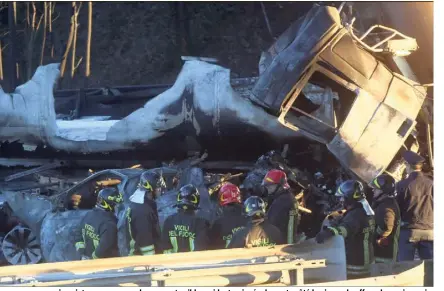  ?? (Photo Vigili del Fuoco) ?? Les sapeurs-pompiers, intervenus en nombre sur ce terrible accident qui a également coûté la vie au chauffeur du camion qui a percuté la voiture des Kornatowsk­i, une famille de Saint-Vallier-de-Thiey, ont filmé et photograph­ié leur opération de secours.