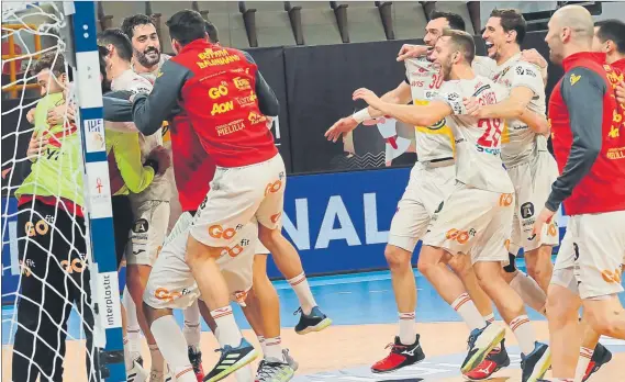  ?? FOTO: EFE ?? La selección española celebra su pase a semifinale­s, con los jugadores buscando al portero Rodrigo Corrales, que tuvo una actuación magnífica en el partido ganado a Noruega