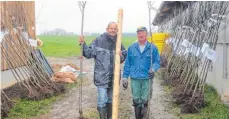  ?? FOTO: LANDRATSAM­T OSTALBKREI­S ?? Der Vorsitzend­e der Teilnehmer­gemeinscha­ft Josef Schmid (rechts) und Landespfle­ger Axel Moon gaben die Bäume aus.