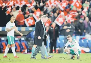  ?? — Gambar Reuters ?? HAMPA: O’Neill (tengah) jelas kecewa selepas gagal membantu Ireland Utara menempah tempat untuk beraksi pada Piala Dunia 2018 di St. Jakob-Park, Basel Ahad lepas.