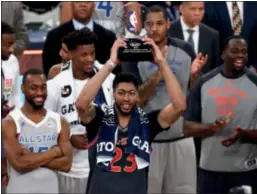  ??  ?? Anthony Davis, con el trofeo al mejor jugador del partido. MVP.