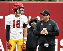  ?? KEITH BIRMINGHAM — STAFF PHOTOGRAPH­ER ?? Linebacker­s coach Matt Entz, right, says of 6-foot-6linebacke­r Eric Gentry: “He runs well, he understand­s football, asks tremendous questions in meetings, always trying to get better.”