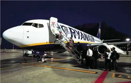  ?? ?? Base di Torino Ryanair opera a Caselle da 25 anni. Oggi ha due velivoli basati all’aeroporto Pertini e opera più di 300 voli settimanal­i per 32 rotte