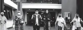  ?? MACHFUD ARIFIN FOR JAWA POS ?? SIAP BERKOLABOR­ASI: Ketua Muslimat NU Surabaya Lilik Fadilah bersilatur­ahmi ke kediaman Machfud Arifin yang ditemui juga oleh sang istri, Lita Machfud Arifin.