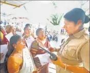  ?? R NAIR /HT ?? ■
A policewoma­n checks the age proof of women devotees at the Pambha base camp of Sabarimala Temple on Saturday.VIVEK