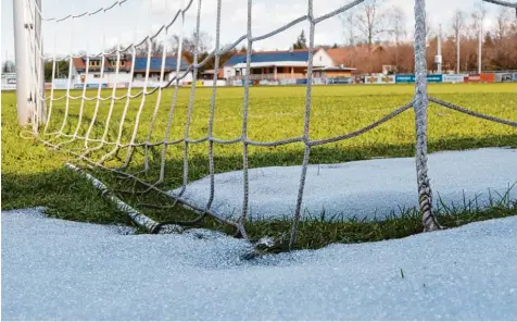  ?? Foto: Reinhold Radloff ?? Der Schnee auf den Fußballplä­tzen ist weitgehend abgetaut. Das heißt aber nicht, dass der Rasen schon bespielbar ist.