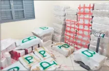  ??  ?? Los paquetes de marihuana prensada, lista para su venta, estaban resguardas en una de las piezas de la casa.