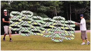  ??  ?? Ready for take-off: Participan­ts from Australia preparing to fly their green box kite.