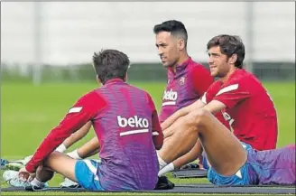  ??  ?? Sergio Busquets y Sergi Roberto, en un entrenamie­nto del Barça.