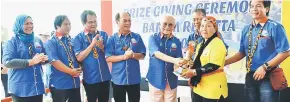  ??  ?? TAHNIAH: Tun Pehin Sri Taib menyampaik­an hadiah kepada wakil pasukan KELEPUT selaku johan pertanding­an perahu berhias sempena Regata Baram 2017 semalam.