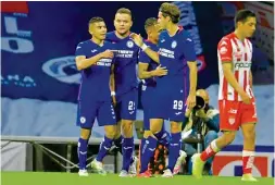  ??  ?? Los jugadores de Cruz Azul festejan uno de sus goles en este Guard1anes 2020.