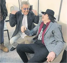  ??  ?? Como hermanos. Daltrey se entusiasma hablando con Charly García.