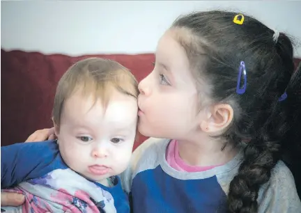  ?? PHOTOS: ASHLEY FRASER ?? Six-year-old Lamitta El-Roz gives her little sister, eight-month-old Leandra, a kiss.