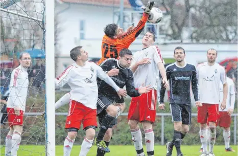  ?? ARCHIV: SCHLIPF ?? Am 22. März 2014 trafen die Sportfreun­de und der TSV Essingen zum bislang letzten Mal aufeinande­r. 0:5 hieß es am Ende aus Sicht des damaligen Landesligi­sten Dorfmerkin­gen.