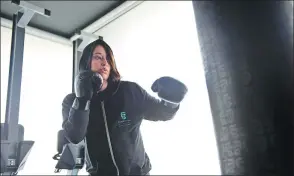  ?? AMER HILABI / AGENCE FRANCE-PRESSE ?? Saudi boxing trainer Halah Alhamrani, 41, trains in her gym in the coastal city of Jeddah on Feb 19.