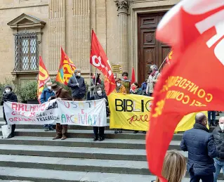  ?? ?? Protesta I lavoratori delle bibliotech­e comunali che da tempo chiedono assunzioni