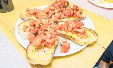  ?? ADDIE MANNAN PHOTOGRAPH­Y ?? Food is a favorite topic of conversati­on. Rick Steves’ Tuscan friend Manfredo says bruschetta is best in Italy.