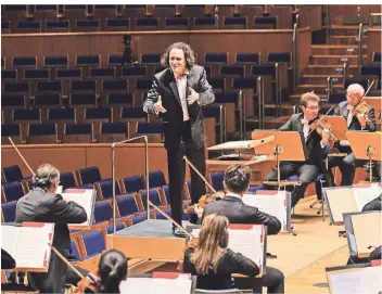  ?? FOTO: TONHALLE/SUSANNE DIESNER ?? Der Erste Gastdirige­nt Alexandre Bloch leitete die Musiker in der Tonhalle ohne Taktstock an.