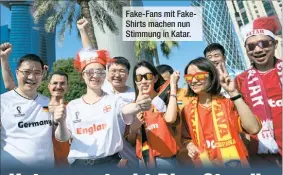  ?? ?? Fake-fans mit Fakeshirts machen nun Stimmung in Katar.