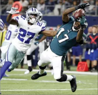  ?? MICHAEL AINSWORTH — THE ASSOCIATED PRESS ?? Eagles receiver Alshon Jeffery, right, makes a rather brilliant one-handed grab for a touchdown to help key a second half in which the Eagles outscored the Dallas Cowboys 30-zip Sunday night in Arlington, Texas.