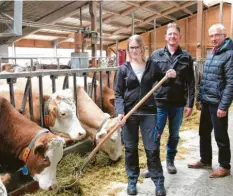  ??  ?? 85 Kühe müssen versorgt werden. Steffi Baur demonstrie­rt ihrem Lehrherrn Rainer Mayer (links) und Markus Hofmann, dass Tierpflege kein Fremdwort für sie ist.